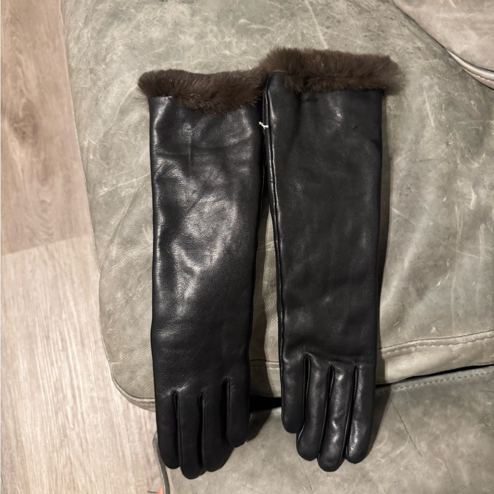 Elegant Black Leather Gloves with Fur Trim